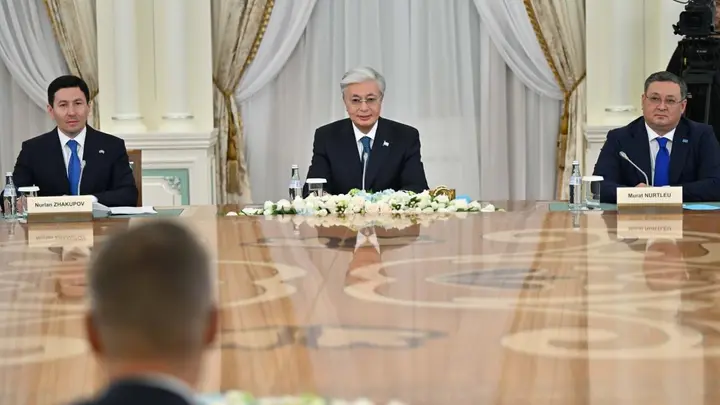 Dominatrixes еденде құлды езіп, қорлайды Шәуеттегі кроссрессер